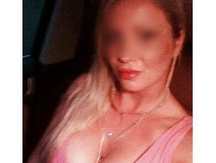 Ravissante domina brune et sexy ch toyboy à martyriser